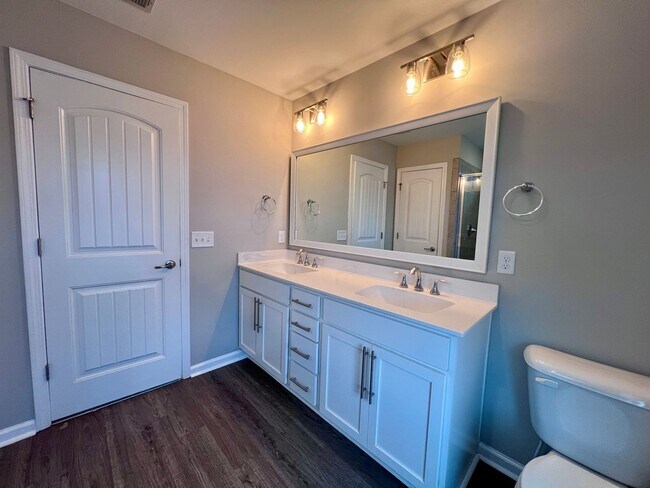 Building Photo - 3 bed/2.5 bath at end unit townhome in Berkeley Walk at Savannah Quarters with garage