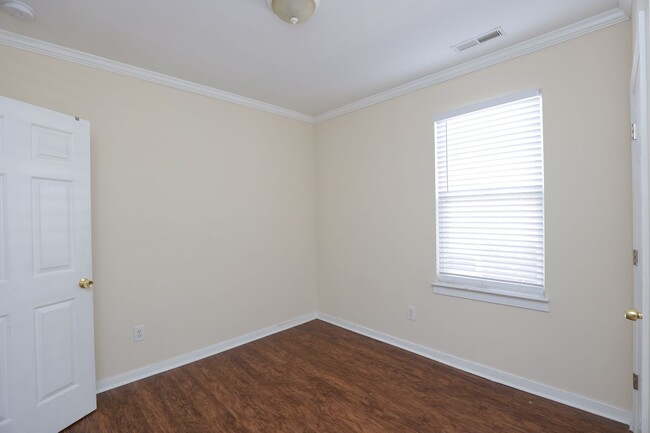 Building Photo - 2-Bed, 1-Bath Unit Minutes from Downtown R...