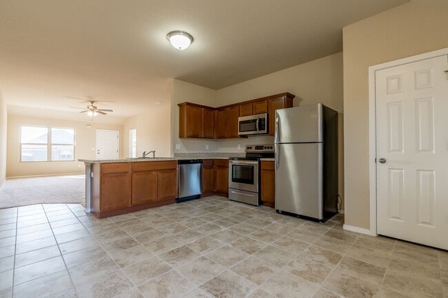 Building Photo - Beautiful 4 bedroom Home on Valley View Golf Course. HUGE Fenced Yard!