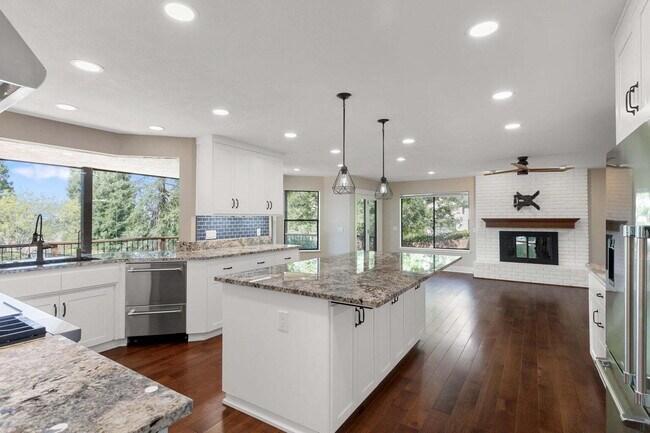 Building Photo - Gorgeous Executive Level Home 4 beds 3 baths close to hospitals and courthouse