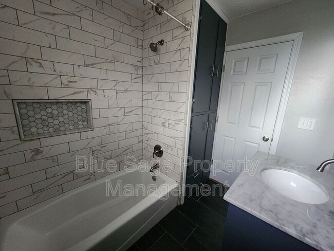 Building Photo - 812 W 13th St
