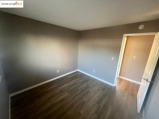 Building Photo - 3421 Serpentine Dr