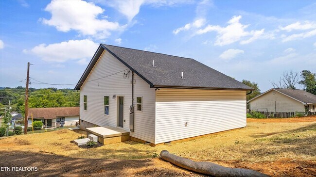 Building Photo - 3900 Lilac Ave