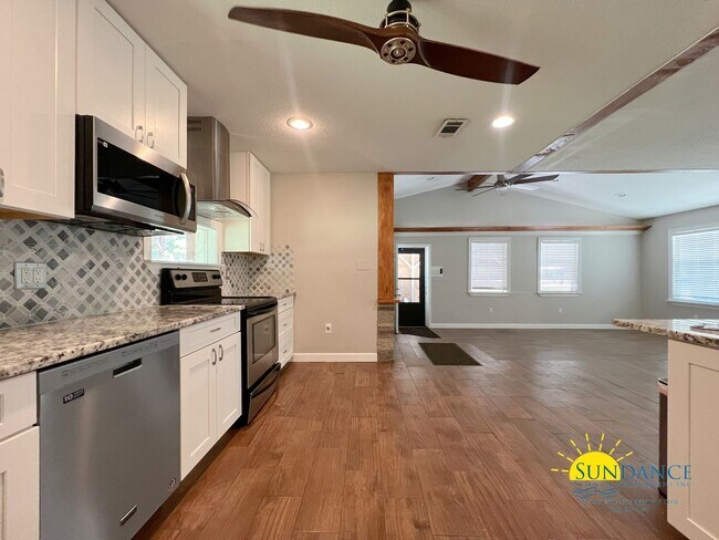 Building Photo - Beautiful 3 bedroom home that is centrally...