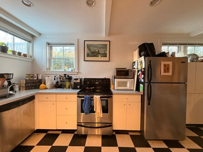 Building Photo - 69 Seaverns Ave