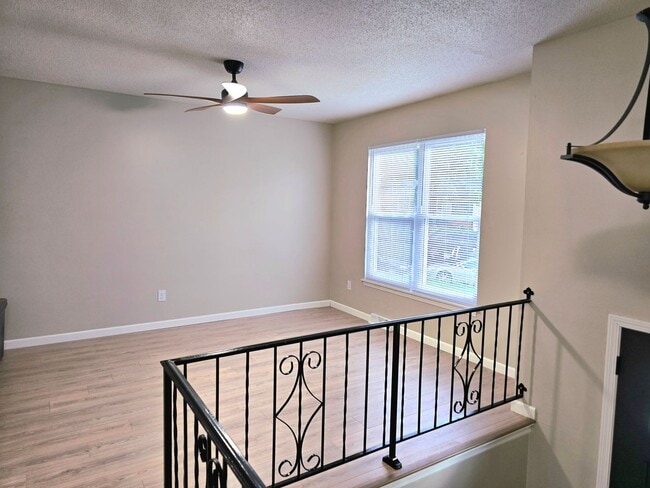 Building Photo - 5814-5816 NW Walnut Ct