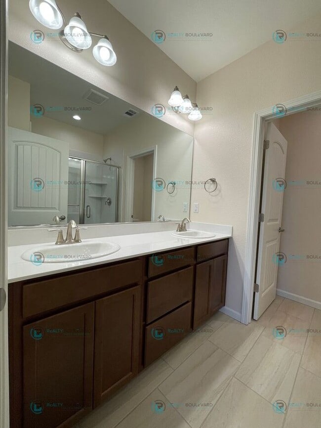 Building Photo - 3-Bedroom 2.5 Bathroom 2 car garage Condo in Carson City