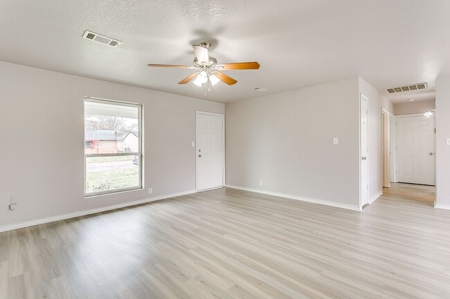 Building Photo - *BACK TO SCHOOL MOVE IN SPECIAL* $200 OFF ...