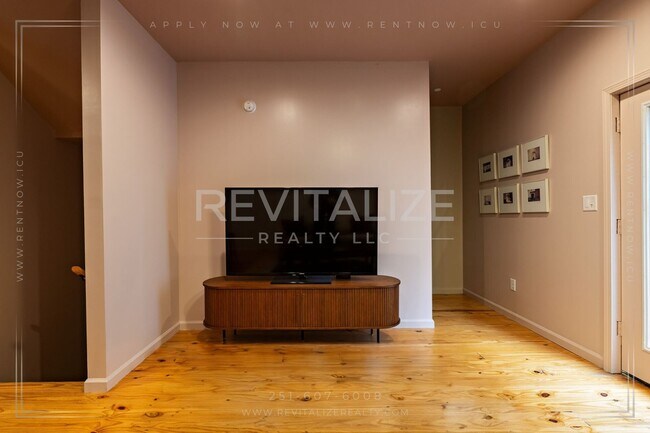 Building Photo - Fully Furnished Townhome w/ Private Garage