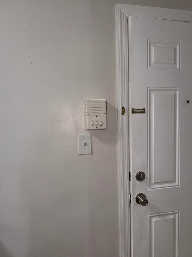 Building Photo - 998 Broadway