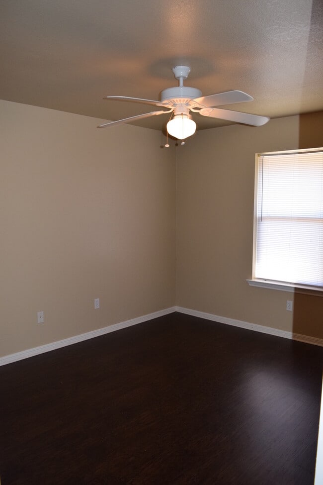 Building Photo - 933 Ramblewood St