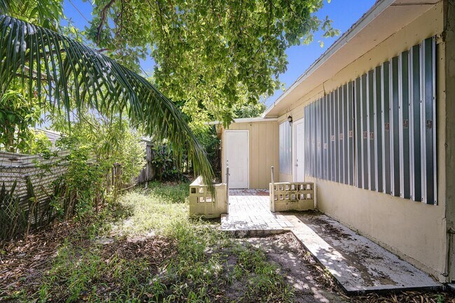 Building Photo - 651 SW 15th St