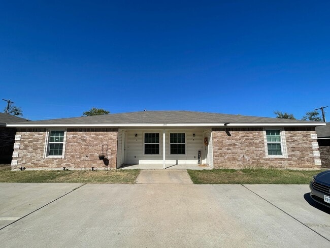 Building Photo - 107 Kings Ct