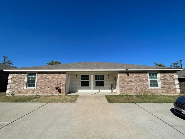 Primary Photo - 107 Kings Ct