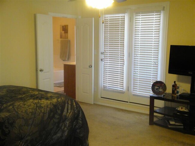 Building Photo - 12504 Woodland Ave NE