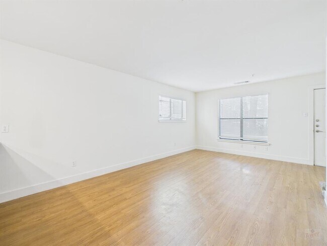 Building Photo - 711 W 32nd St