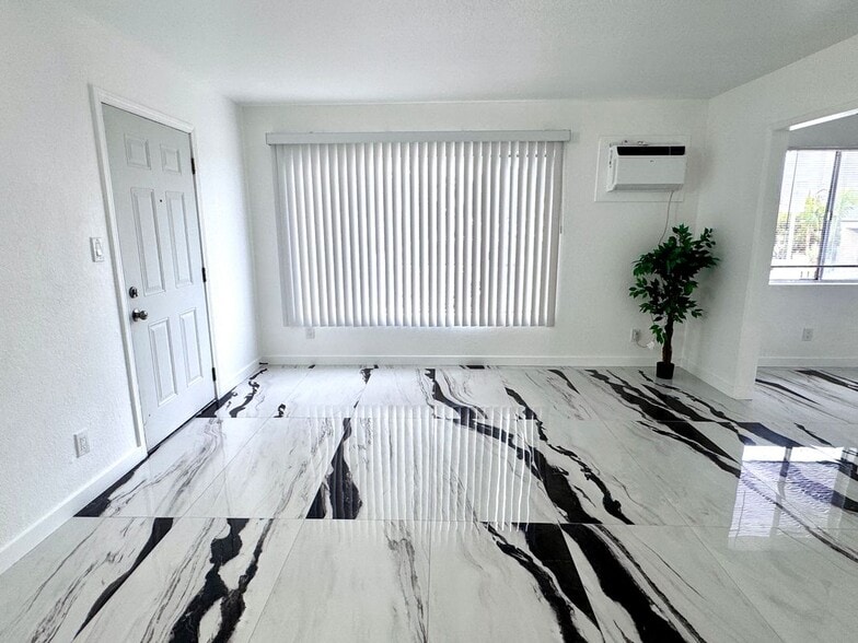 Building Photo - 1630 W 104th St