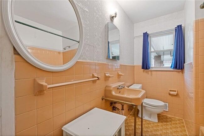 Building Photo - 1435 Thomas Rd