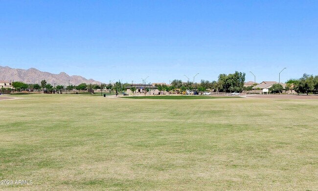Building Photo - Beautiful 5 bedroom, 3 bathroom home in Surprise AZ