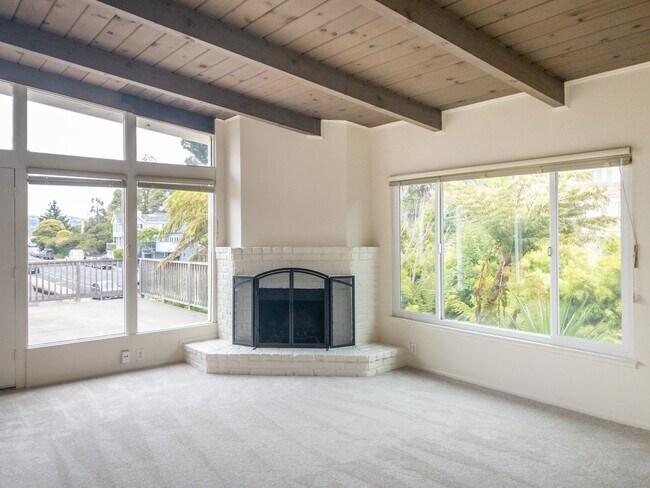 Building Photo - 2BR/1BA Shared Garage + W/D + Deck PROGRES...