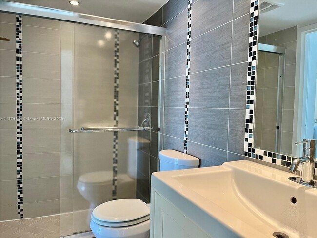 Building Photo - 7601 E Treasure Dr