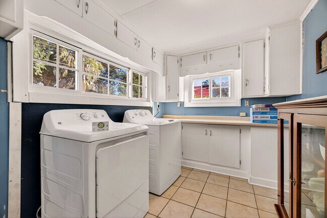 Building Photo - 1106 E 52nd St