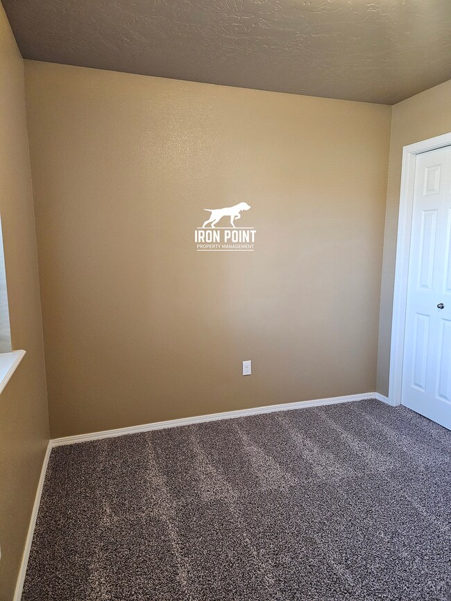 Building Photo - 3bed/2bath home w/bonus room, 2 car garage, fenced yard, and landscaping included.