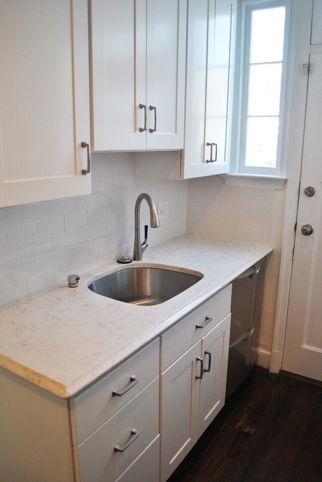 Building Photo - Georgetown near GT Medstar Hospital, Chic Rowhouse 5br/3Ba w/Yard, Deck. 2 Car Parking