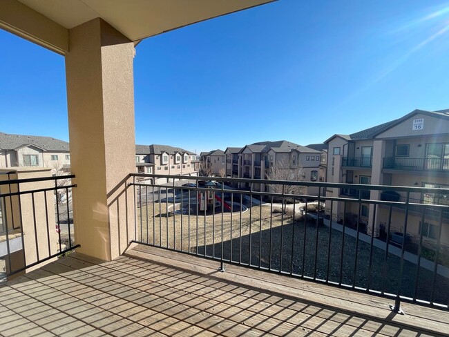 Building Photo - Spacious 2 bedroom townhome with attached ...