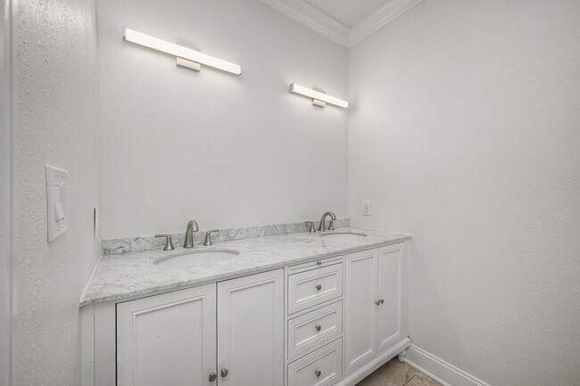 Building Photo - 159 Brooks St SE