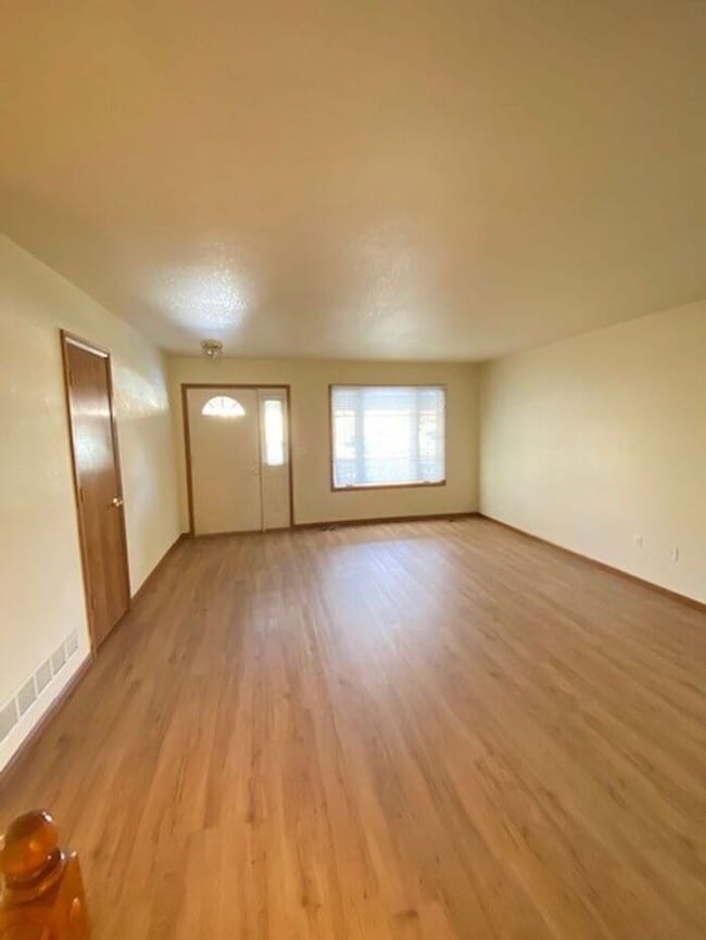 Building Photo - Beautifully Maintained 2 Bed, 2 Bath Ranch Style Townhome with 2 Car Garage in East Loveland