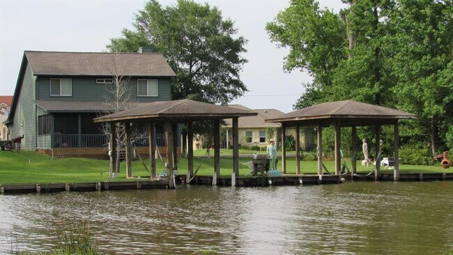Building Photo - 70 Lakeside Dr