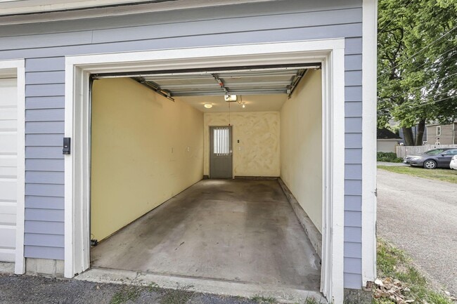 Building Photo - 319 W 2nd Ave