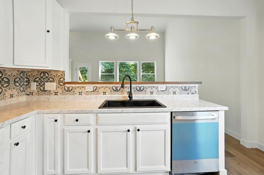 Building Photo - 2380 Oaktree Pl