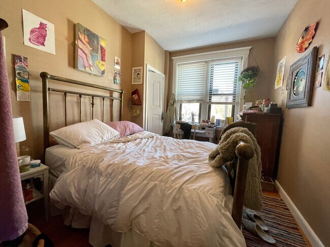 Building Photo - AWESOME ALLSTON 5 BED/2 BATH FOR 9/1/2026