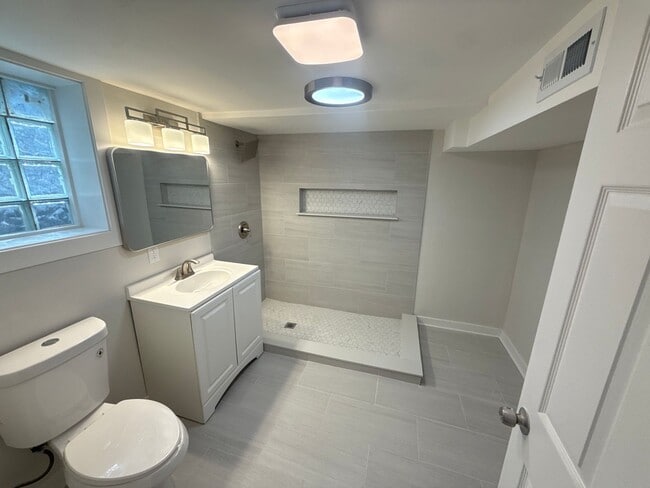 Building Photo - Available Now - Single Family House 5 Bedroom 2 Bath located in Roseland Area