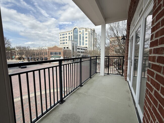 Building Photo - Beautiful 2nd Floor City Center Corner Condo.