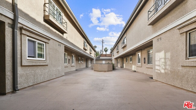 Building Photo - 420 Riverdale Dr