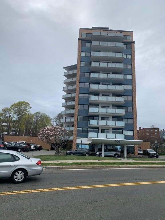 Building Photo - 300 Lynn Shore Dr