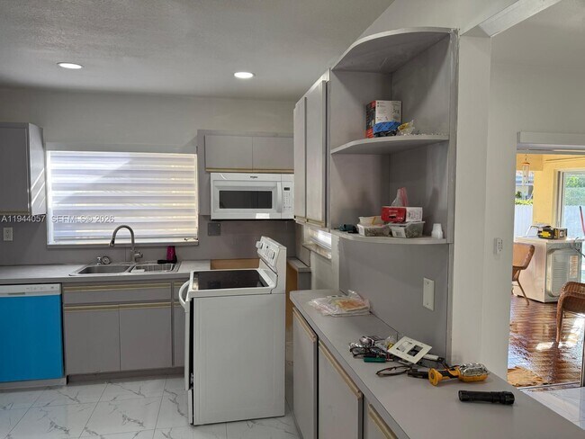 Building Photo - 1280 W 38th St