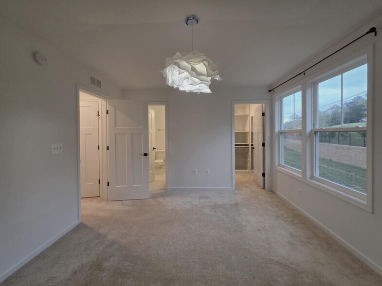 Bed 1 - 4915 Sheridan St