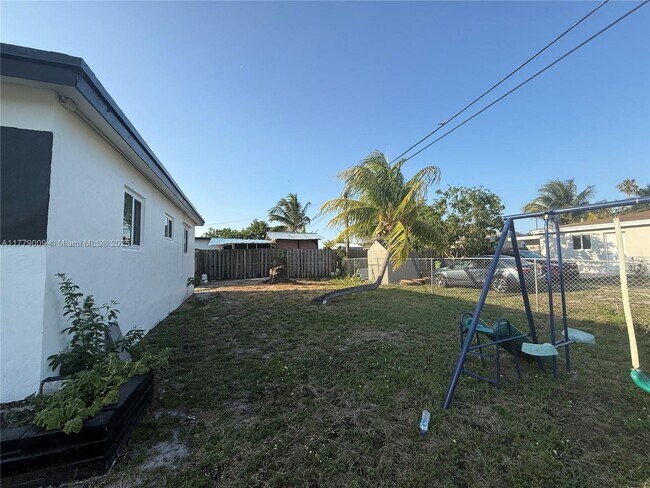 Building Photo - 1040 SW 30th Ave