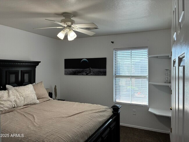 Building Photo - 13438 W Rose Ln