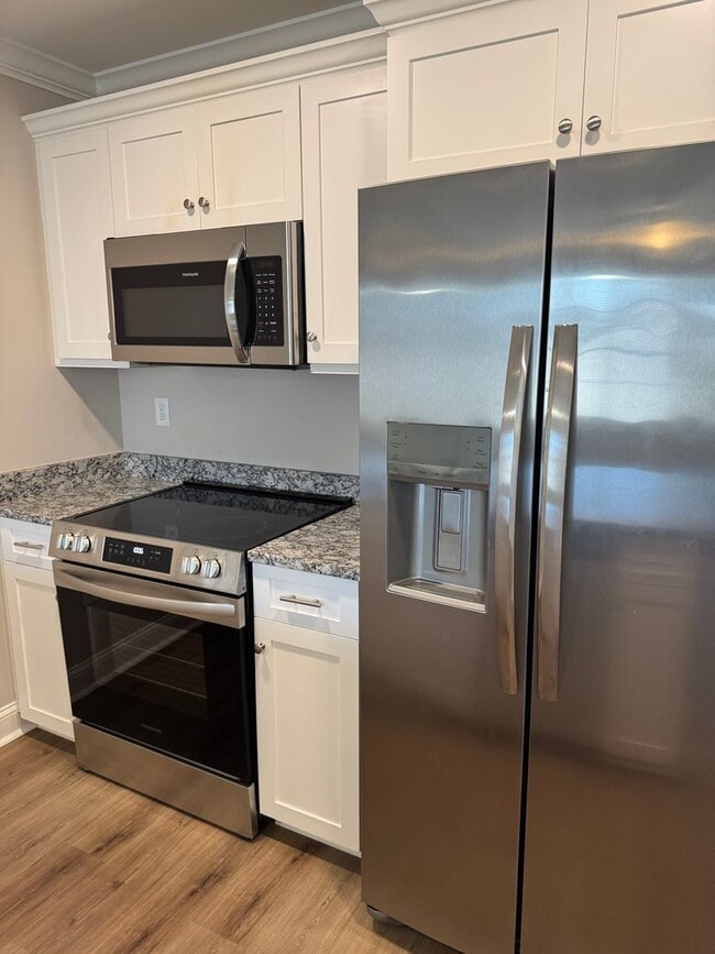 Building Photo - 1006 10th Ave NE