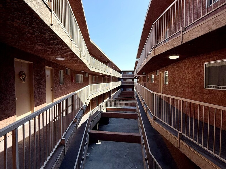 Building Photo - 4688 Huntington Dr S