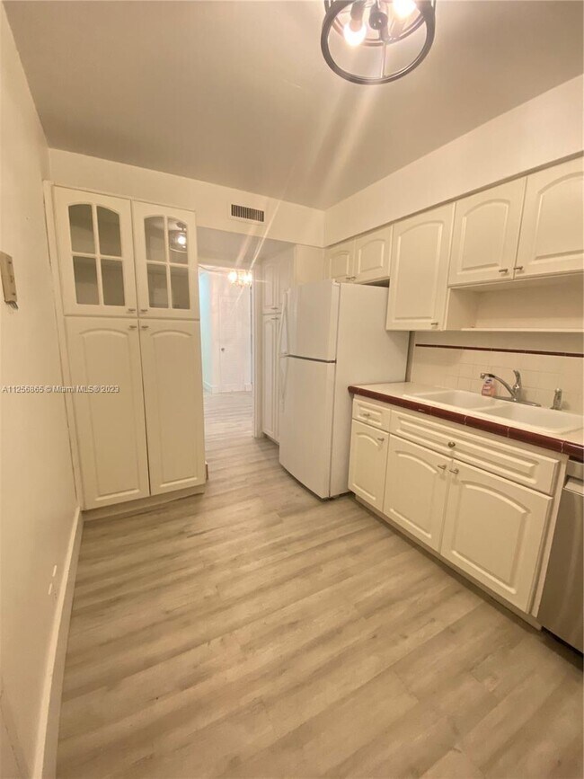 Building Photo - 9225 Collins Ave