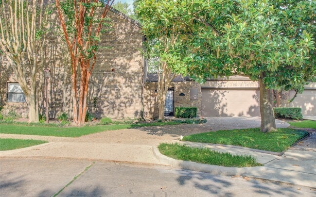 Building Photo - 6 Town Oaks Pl