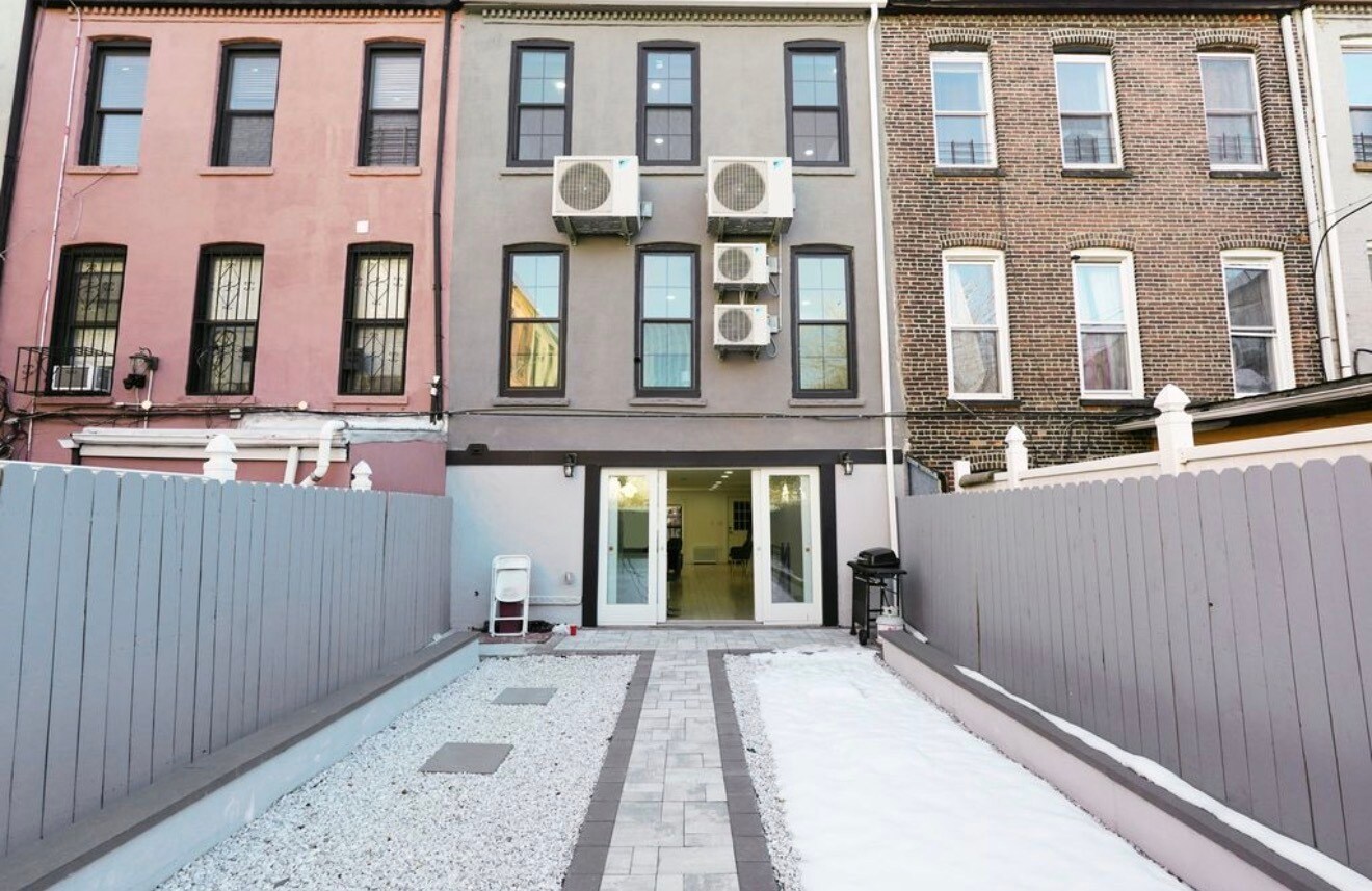 Cozy backyard - 214 Patchen Ave