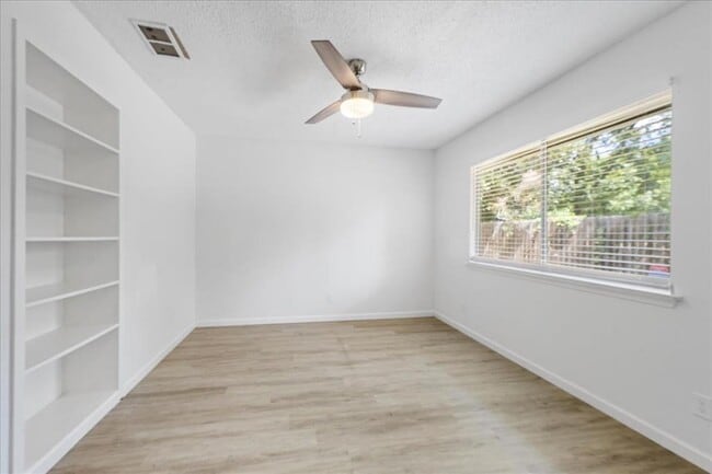 Building Photo - 7505 Shadywood Dr