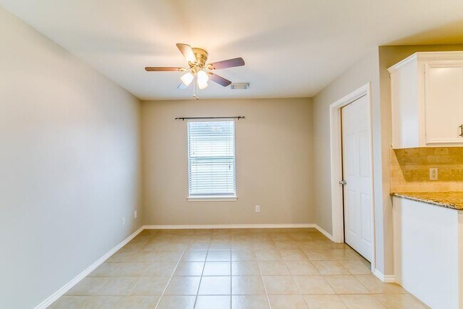 Building Photo - 914 W Heights Hollow Ln